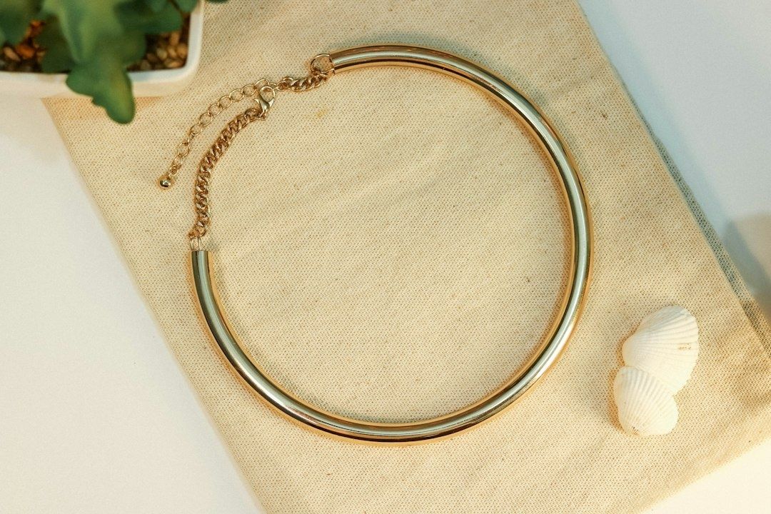 Närbild av ett guldfärgat Bismarckhalsband med kedjeförlängning